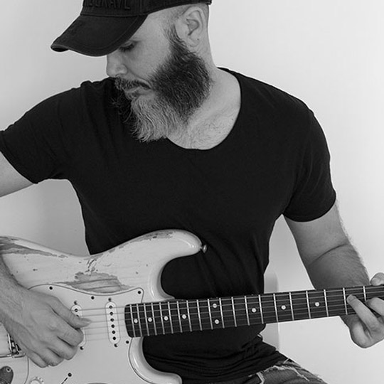 כפיר אוחיון – אמן הגיטרה שכבש את הרשת